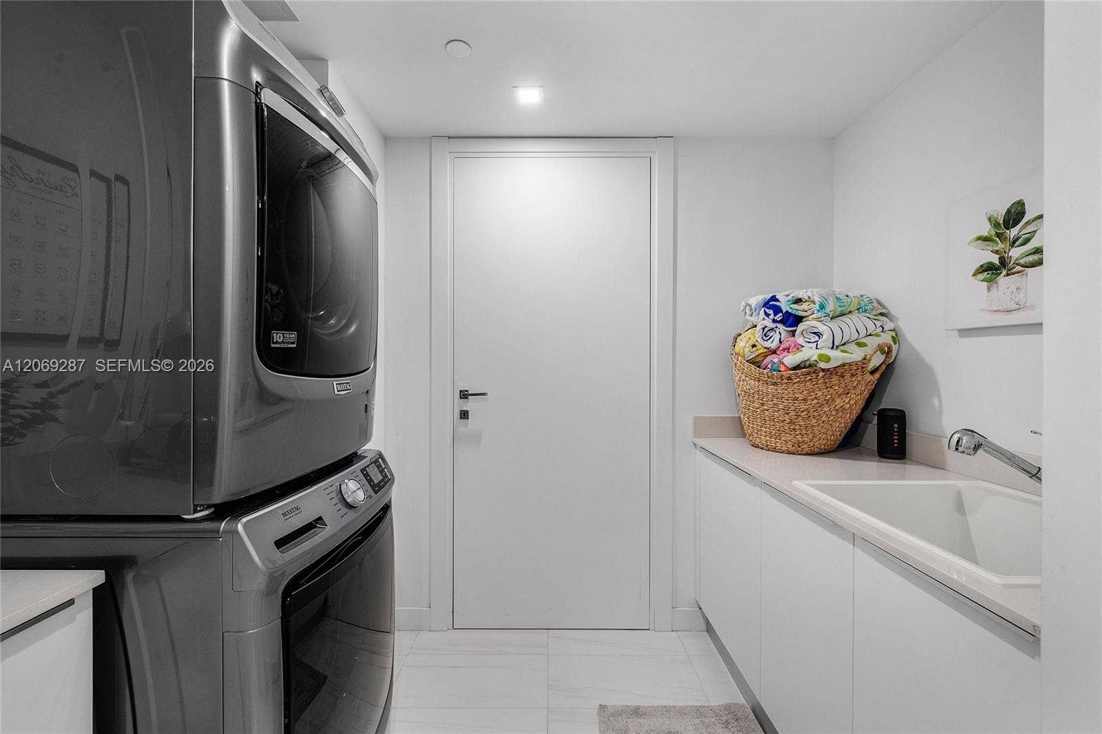 435 Bayshore Drive, #703, Fort Lauderdale, FL 33304 Full Washer Dryer Wash Sink
