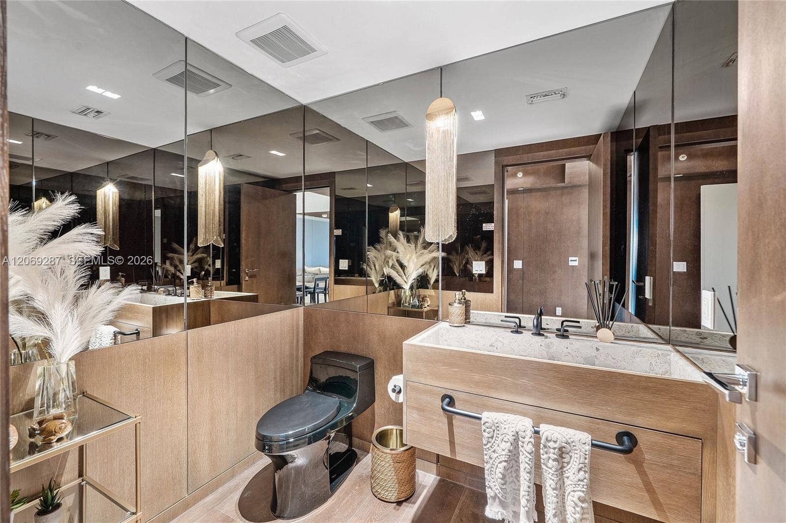 435 Bayshore Drive, #703, Fort Lauderdale, FL 33304 Guest Bathroom