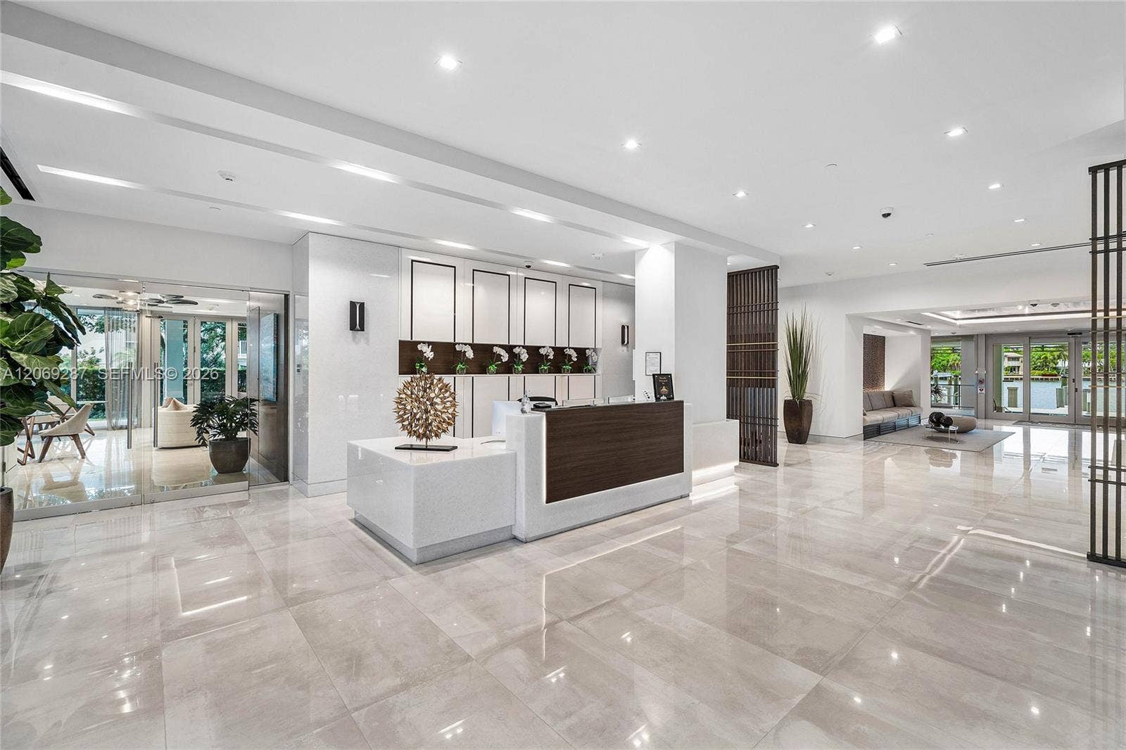 435 Bayshore Drive, #703, Fort Lauderdale, FL 33304 An elegant reception area with dedicated concierge service provides a welcoming and attentive arrival experience.