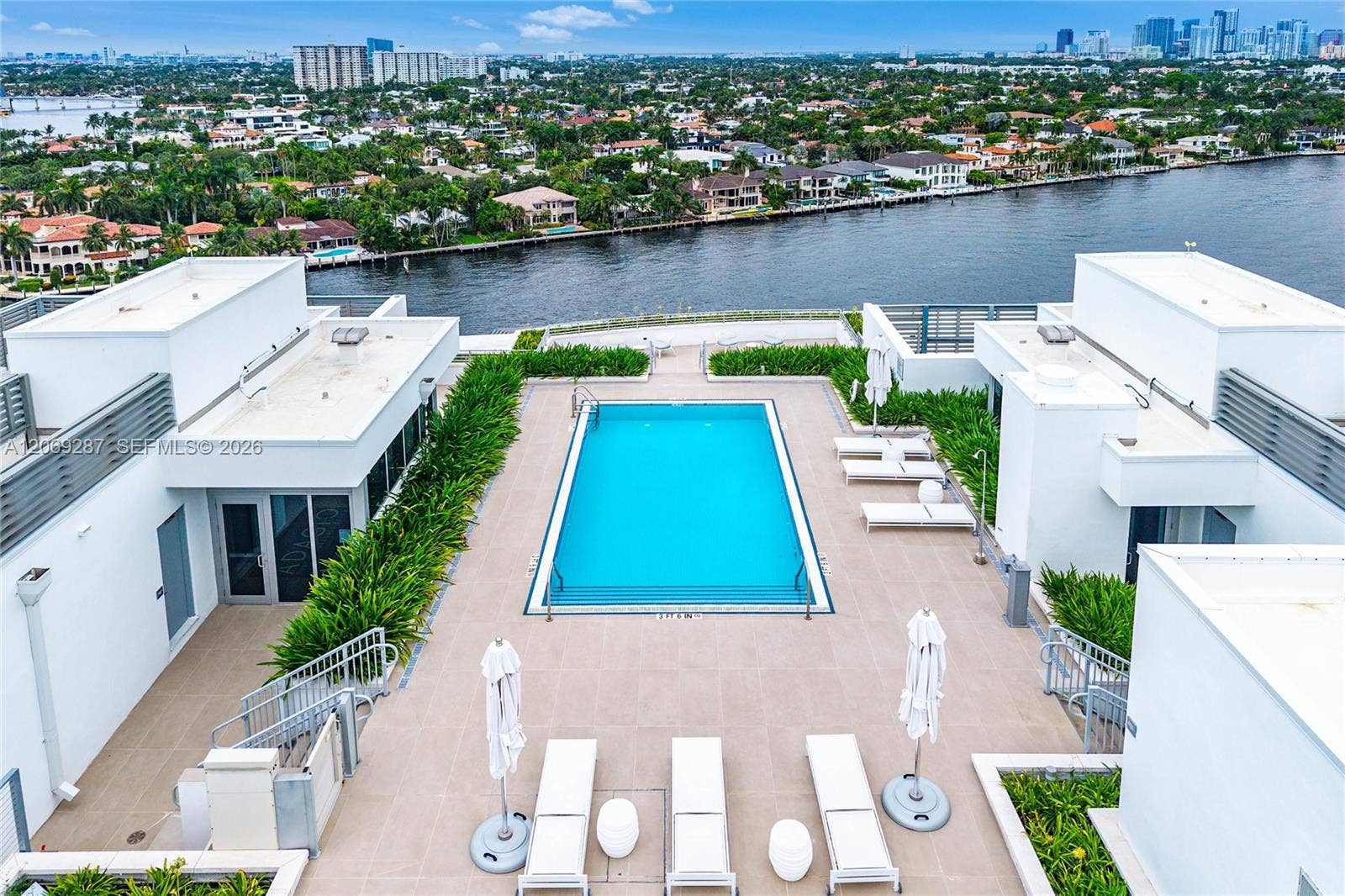 435 Bayshore Drive, #703, Fort Lauderdale, FL 33304 Roof Top resort-style rooftop pool overlooking the Intracoastal Waterway and Fort Lauderdale skyline.