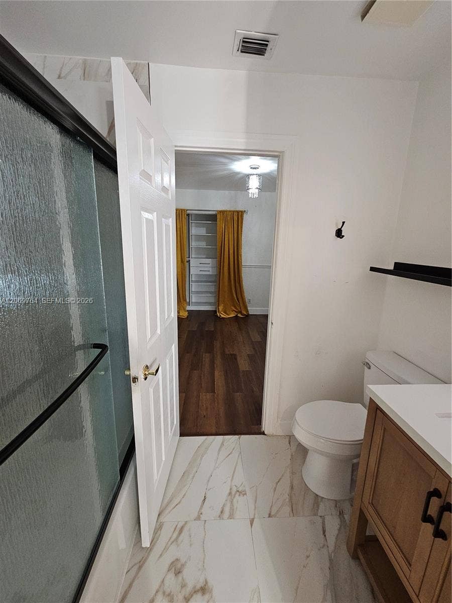 387 NW 107th Avenue, Pembroke Pines, FL 33026 Jack and Jill bathroom