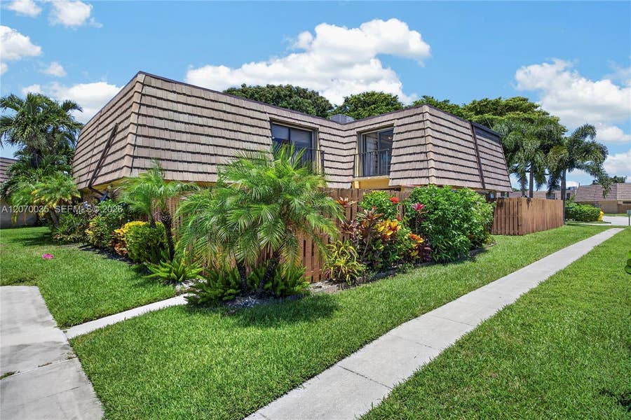 Property photo for 953 Springdale Circle, Palm Springs, FL