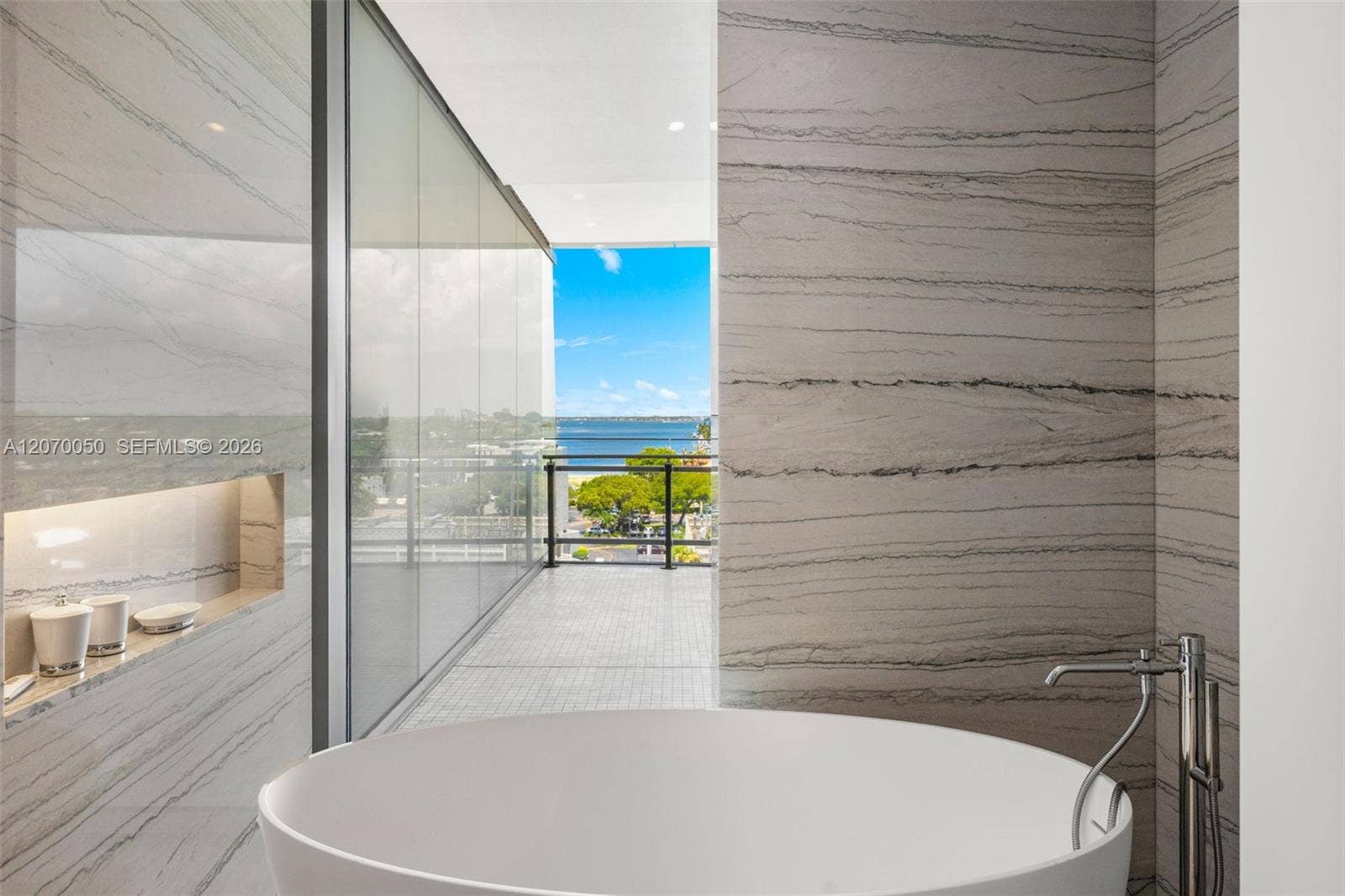 8701 Collins Avenue, #705, Miami Beach, FL 33154 Soaking Tub