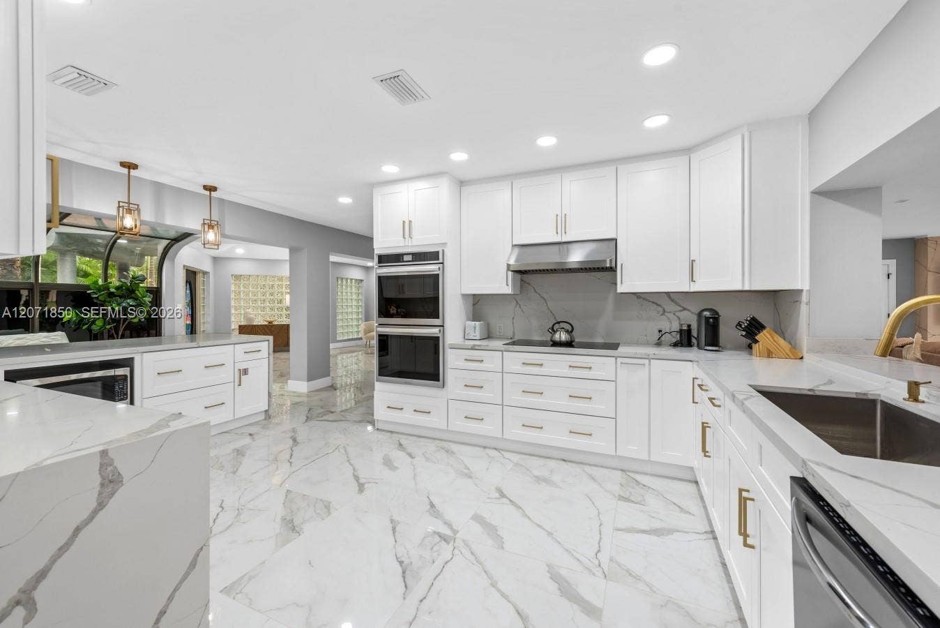 Photo of the kitchen facing the opposite side of the entrance