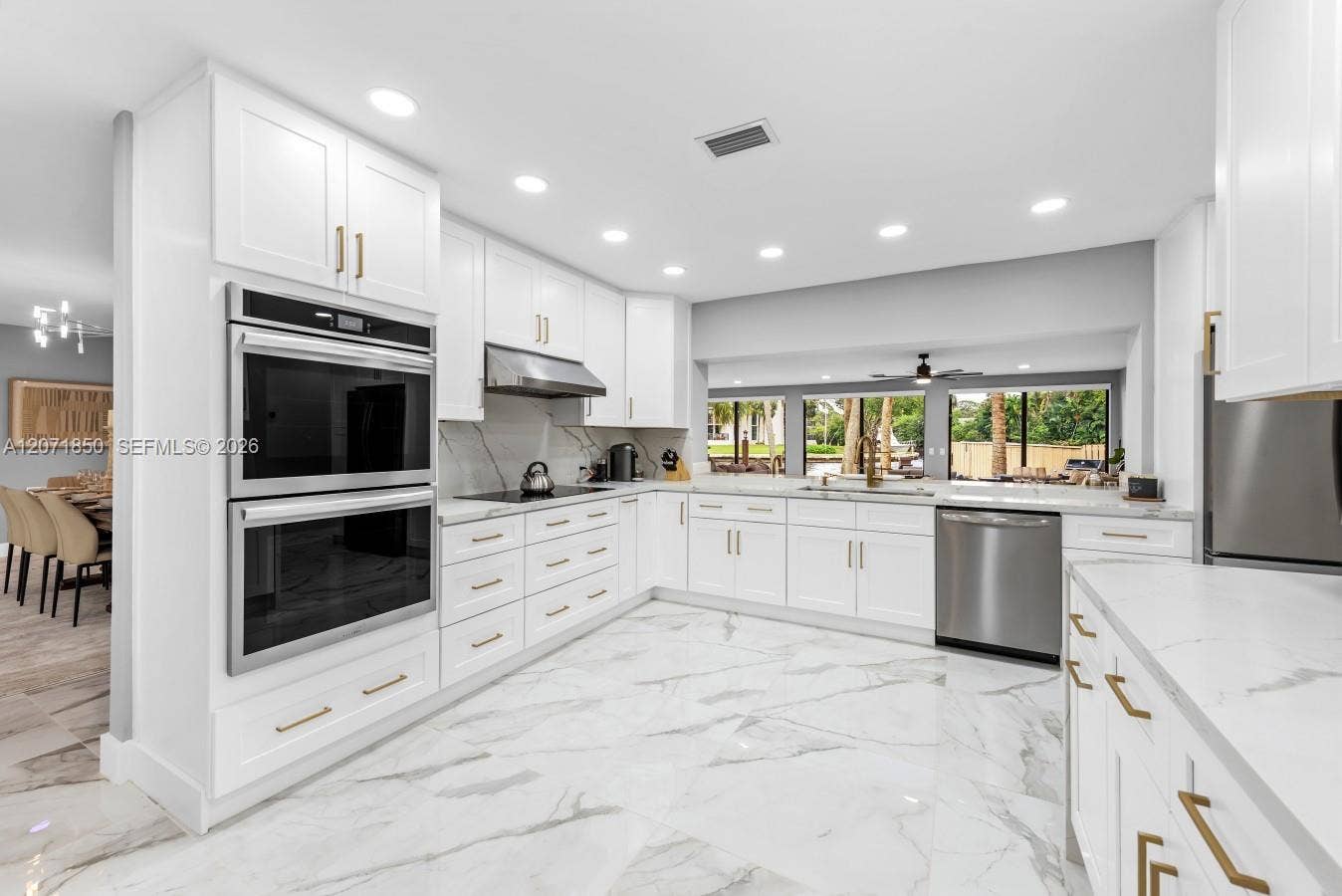 Photo of the kitchen facing the entrance
