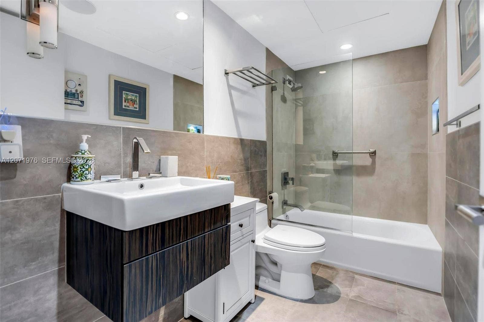 2nd Bathroom