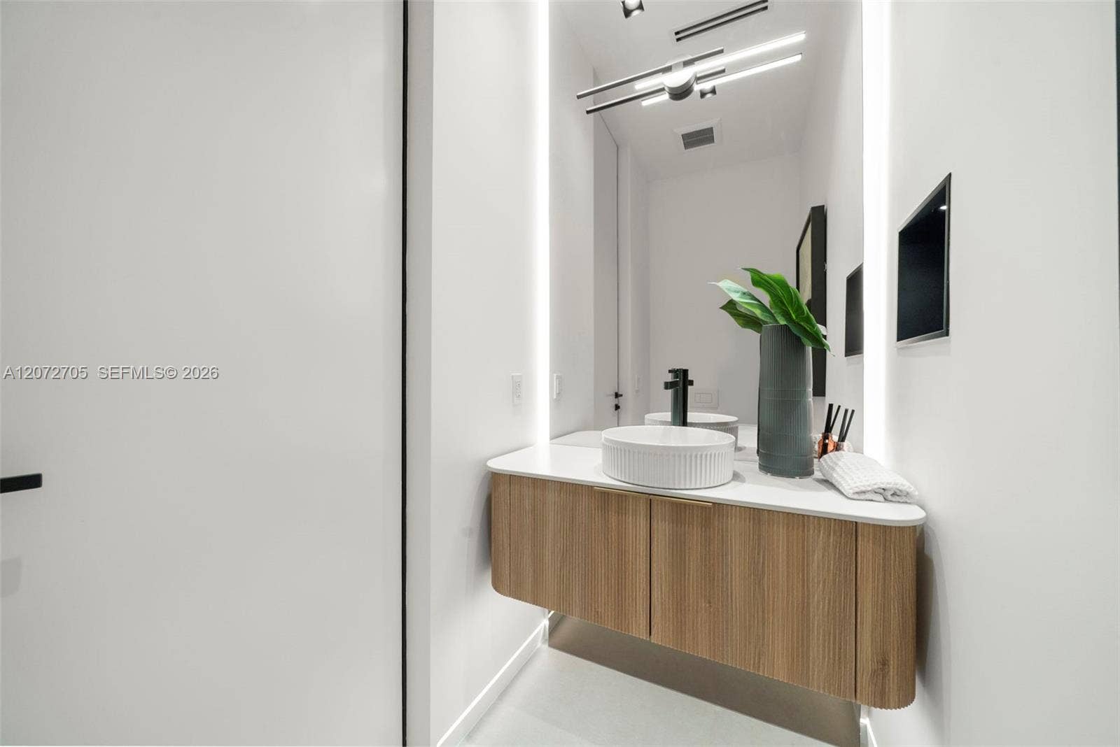 Miami Beach, FL 33141 Powder room