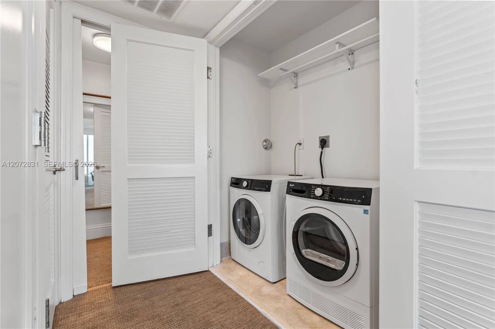 4401 Collins Avenue, #915, Miami Beach, FL 33140 Washer/dryer