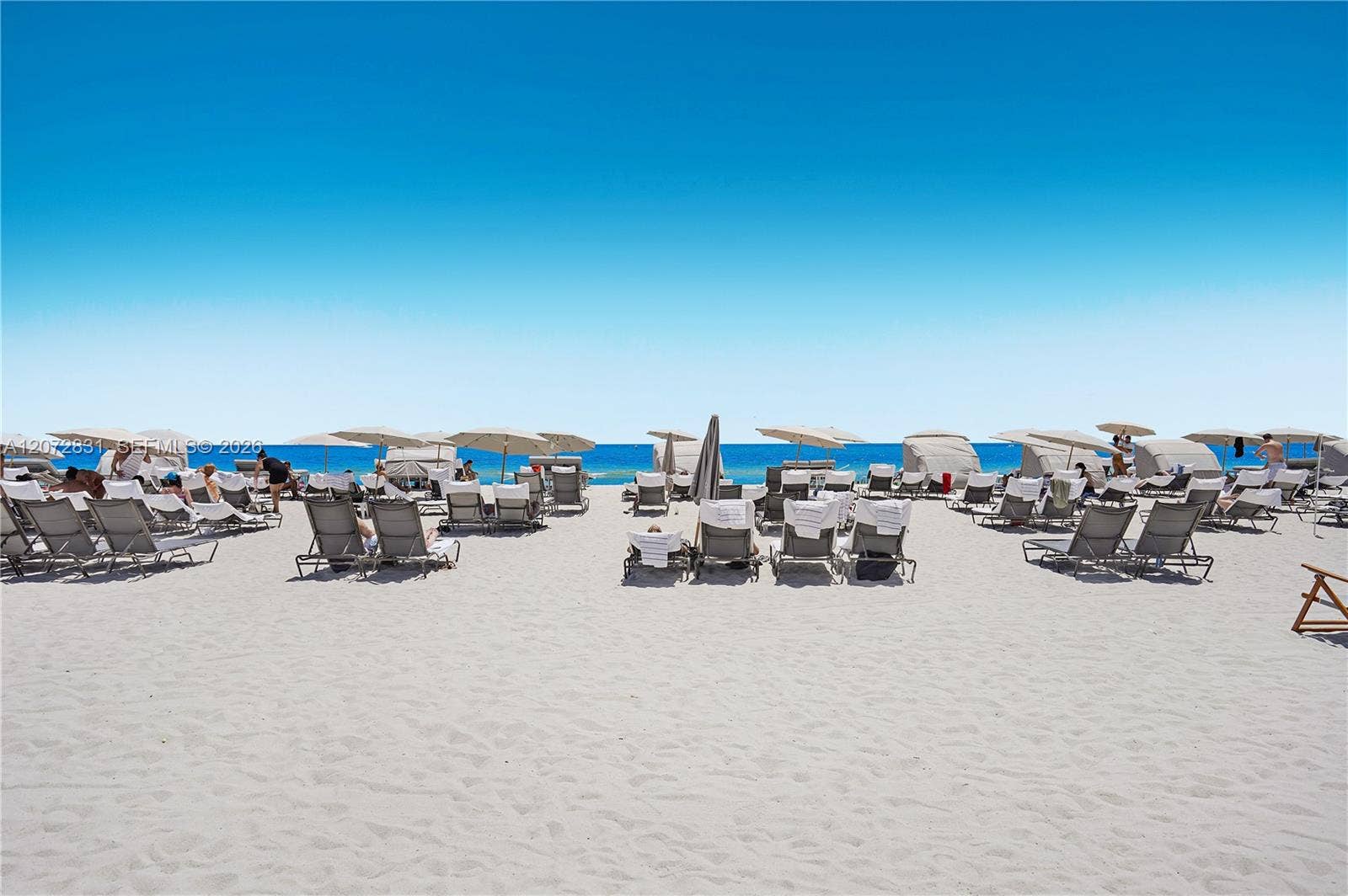 4401 Collins Avenue, #915, Miami Beach, FL 33140 Beach loungechairs