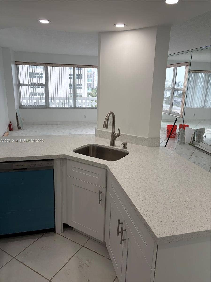 4010 Galt Ocean Drive, #1411, Fort Lauderdale, Fort Lauderdale, FL 33308 Fully renovated kitchen with brand new appliances