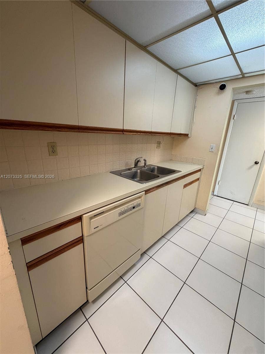 2457 Collins Avenue, #1405, Miami Beach, FL 33140 Photo 12