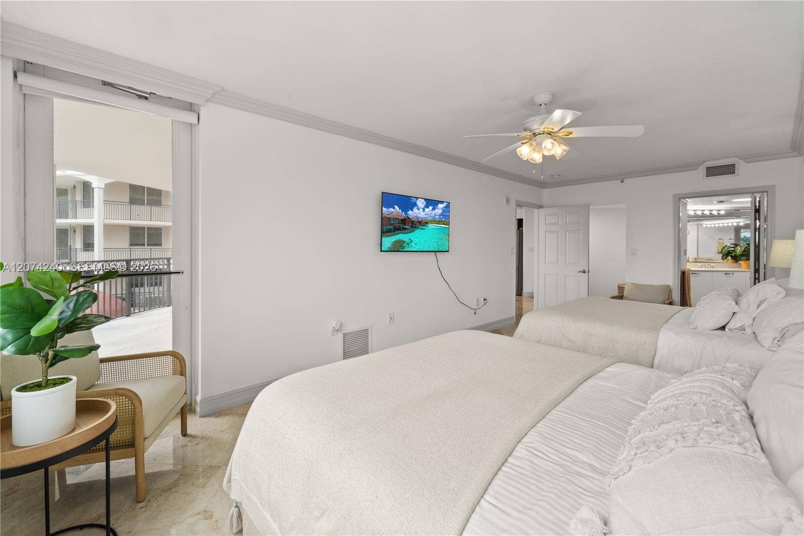 2011 N Ocean Boulevard, #401, Fort Lauderdale, Fort Lauderdale, FL 33305 Spacious primary with 2 queen beds