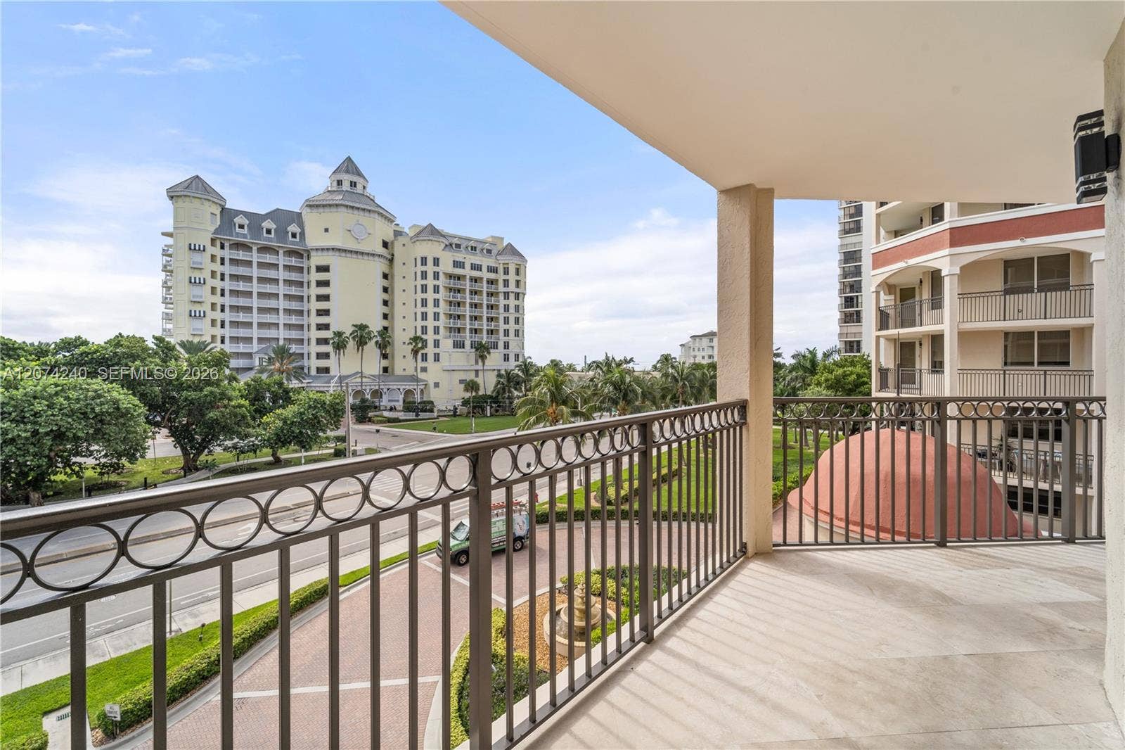 2011 N Ocean Boulevard, #401, Fort Lauderdale, Fort Lauderdale, FL 33305 Wraparound balcony