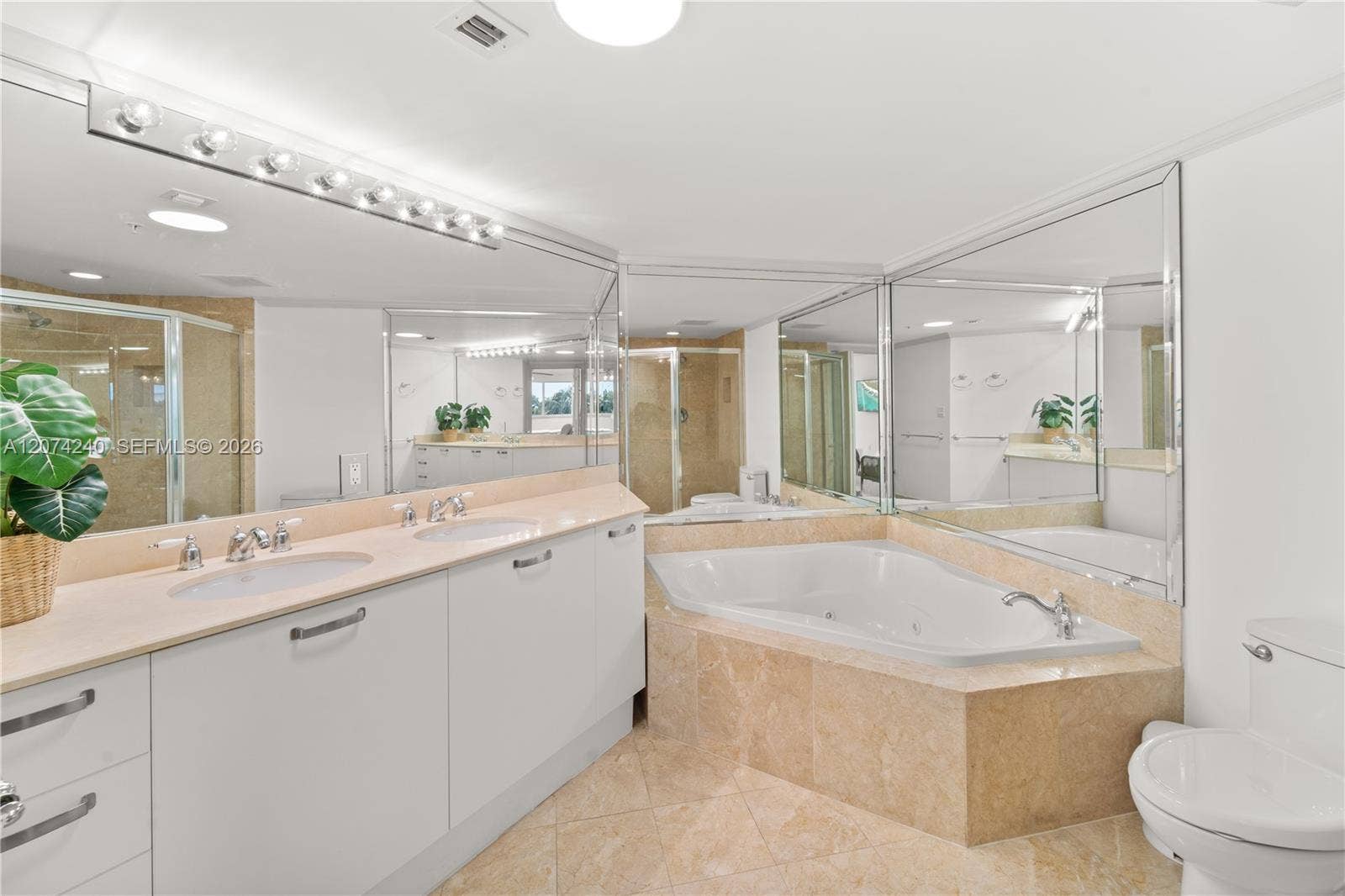 2011 N Ocean Boulevard, #401, Fort Lauderdale, Fort Lauderdale, FL 33305 Spacious primary bathroom