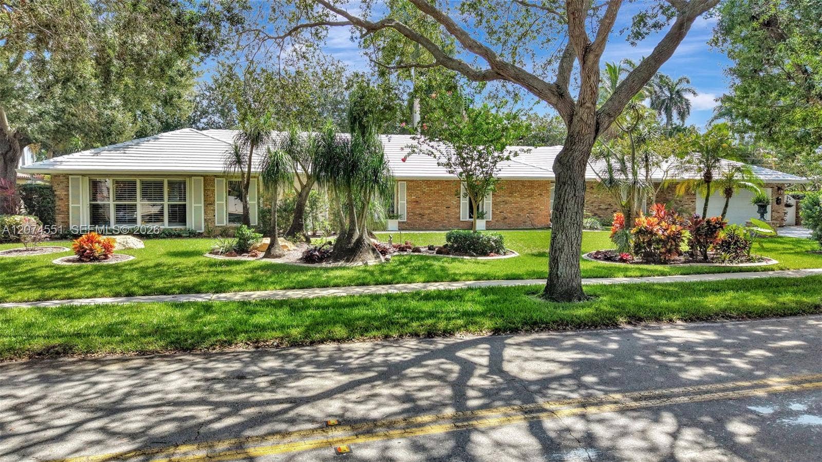 560 W Tropical Way, Plantation, FL 33317 Photo 2
