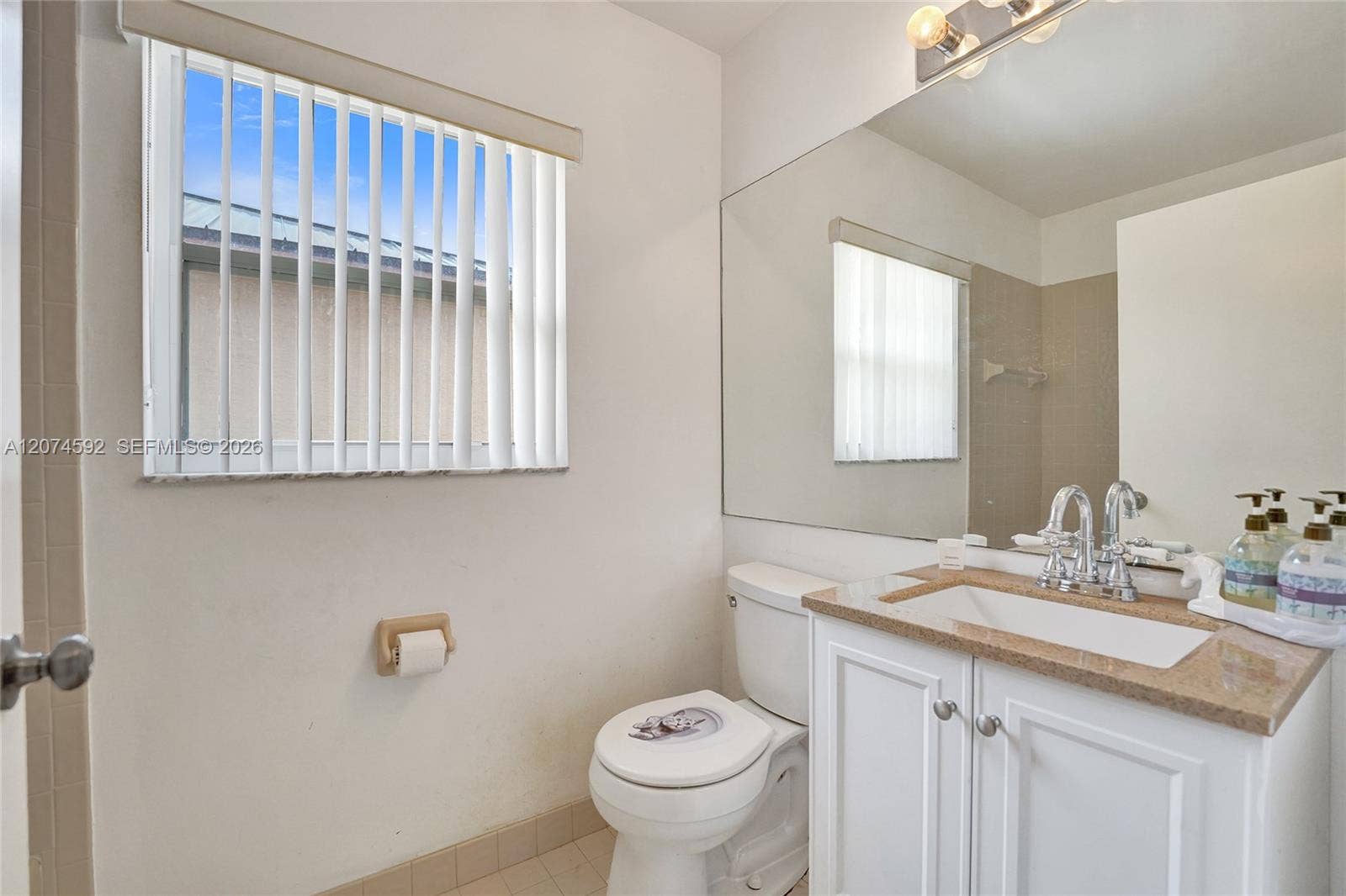 1822 SW 176th Avenue, Miramar, FL 33029 Hall bathroom