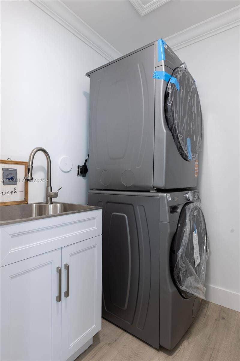 46 Gables Boulevard, Weston, Weston, FL 33326 New washer & Dryer and Laundry Tub