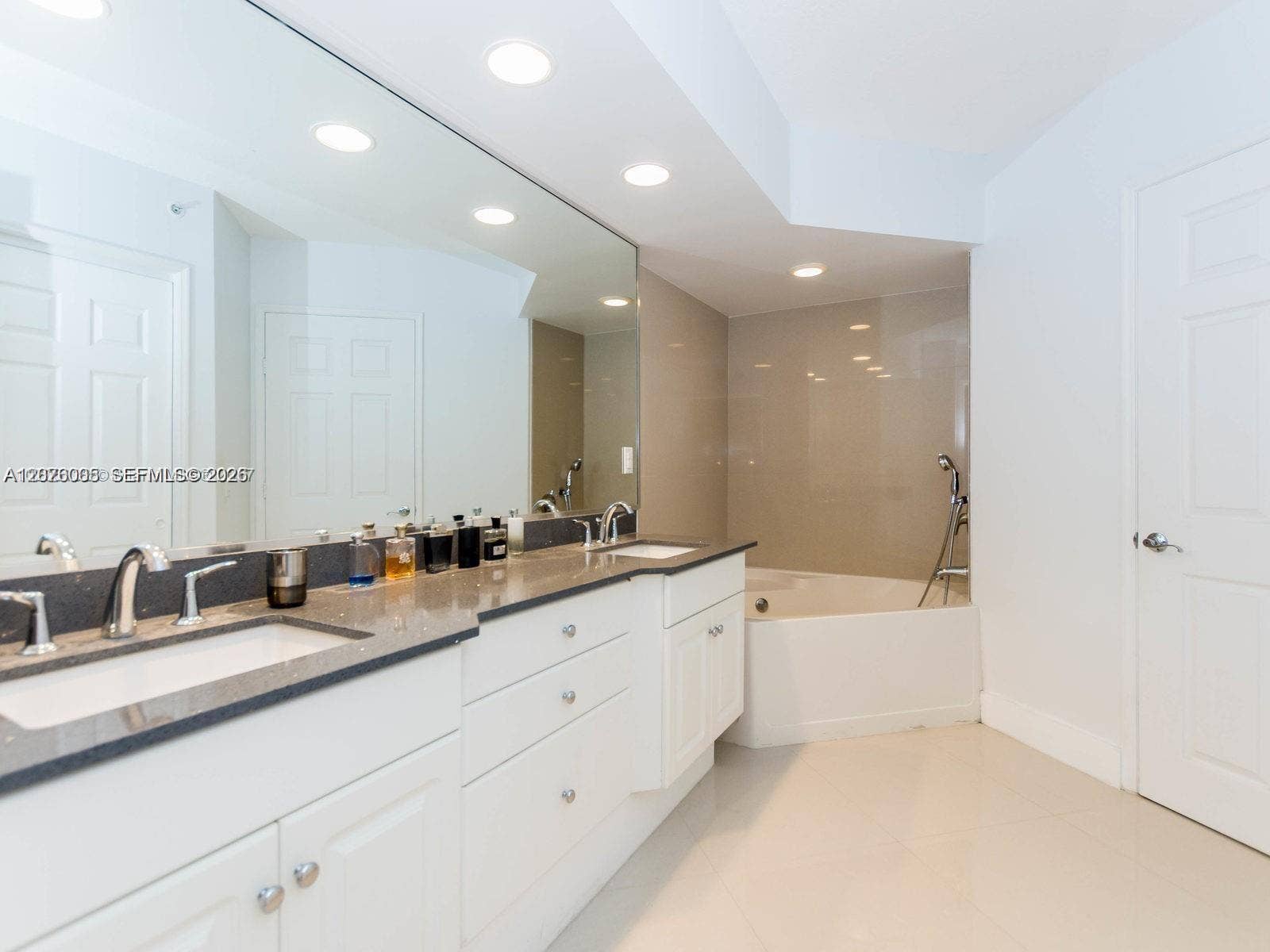 3370 Hidden Bay Drive, #102, Aventura, FL 33180 2 sinks, separate tub/jacuzzi and Shower.