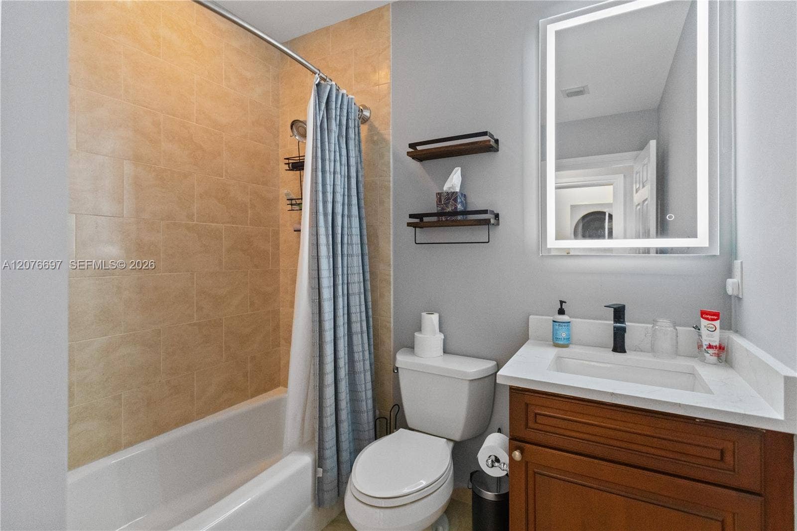 1139 N Victoria Park Road, Fort Lauderdale, FL 33304 2nd Floor Hallway Full Bath with Tub Shower