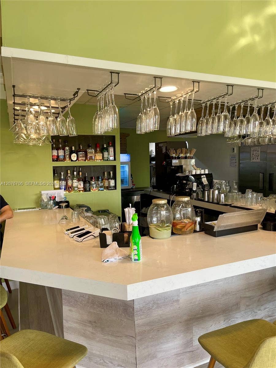 5600 Collins Avenue, #16P, Miami Beach, FL 33140 Restaurant bar