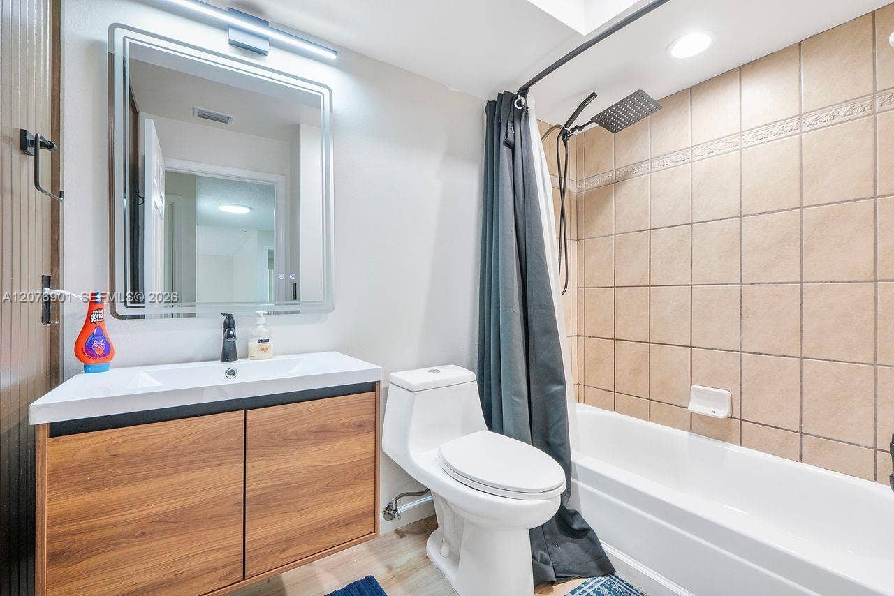 9602 NW 8th Circle, Plantation, FL 33324 2nd Bath