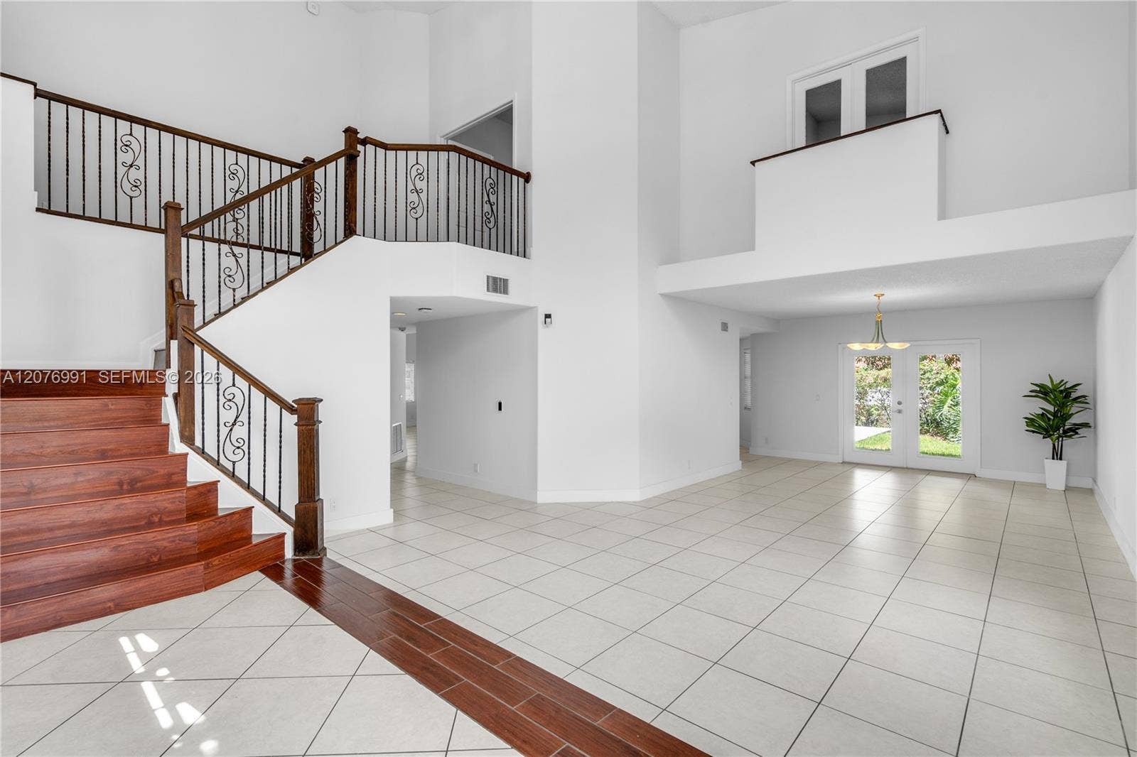 Impressive entrance fills w natural light