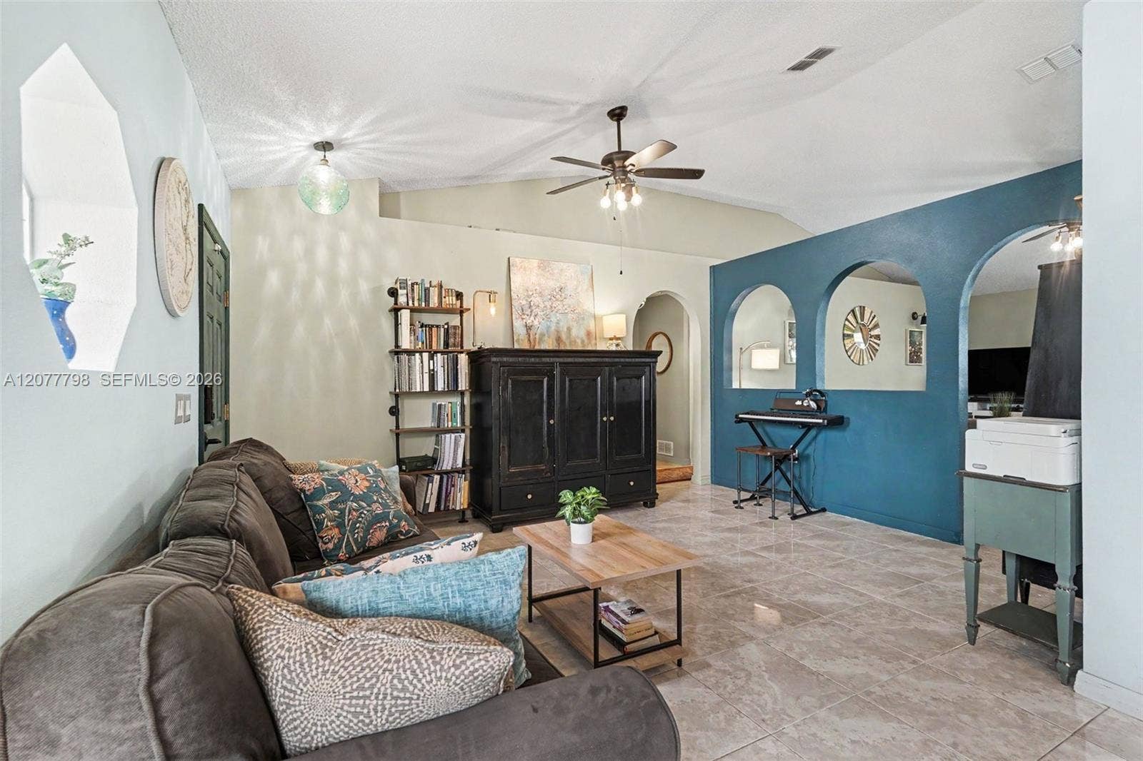 534 Davidson Street SE, Palm Bay, FL 32909 Living room
