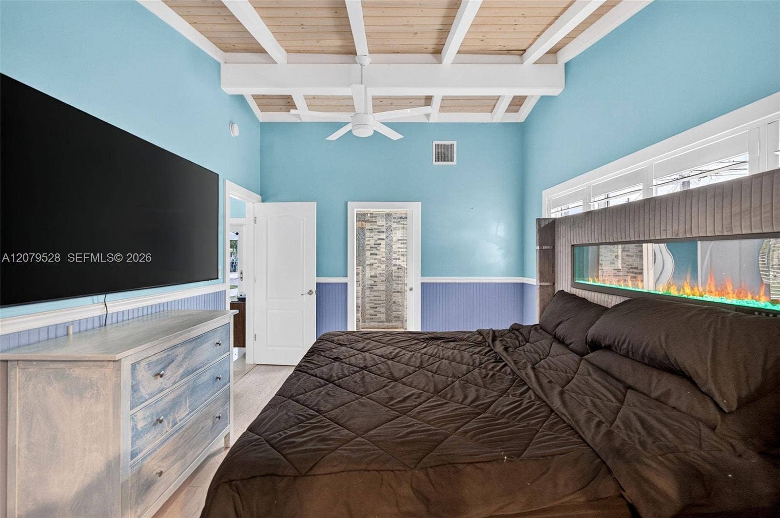 2518 Tortugas Lane, Fort Lauderdale, FL 33312 Oversized primary bedroom w/ beamed ceiling, Plantation Shutters and large walk in closet, en suite bathroom, on main level