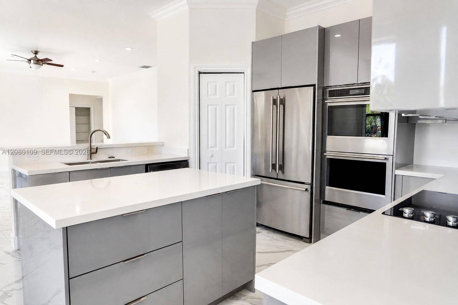 1672 Victoria Pointe Circle, Weston, Weston, FL 33327 Kitchen Island & Appliances