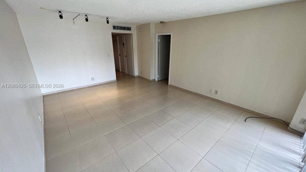 20500 W Country Club Drive, #204, Aventura, FL 33180 Photo 4