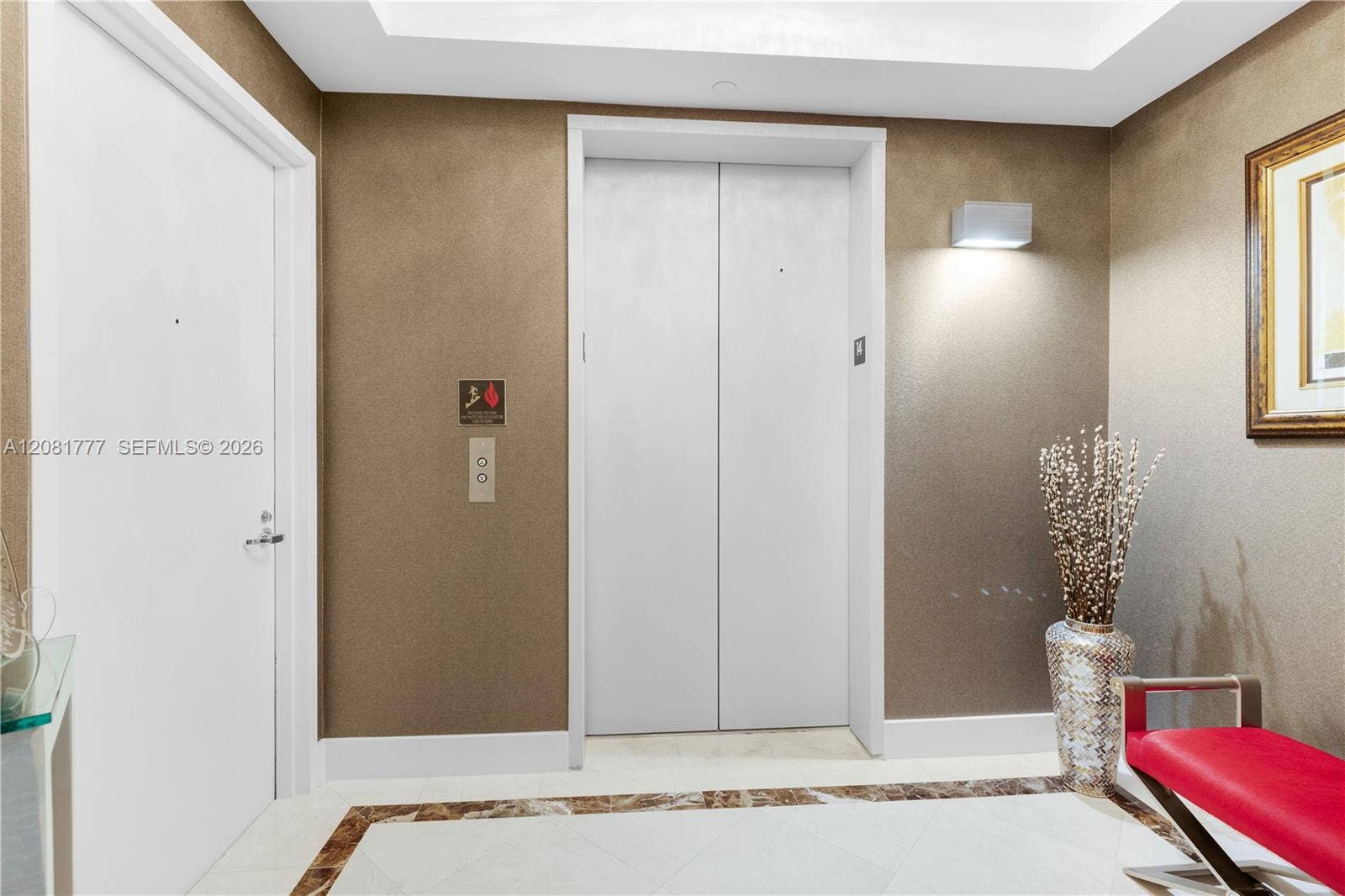 21200 NE Point Place, #1404, Aventura, FL 33180 Private foyer