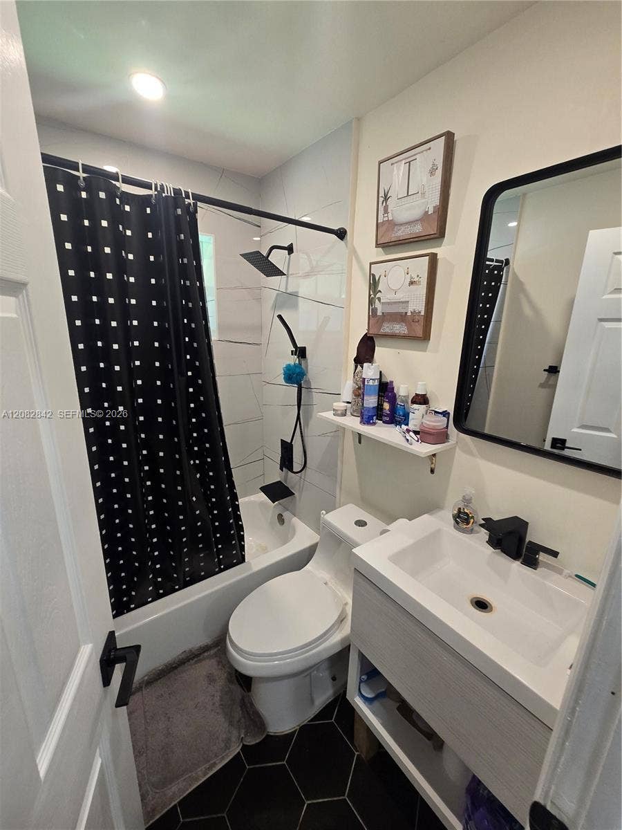 203 NE 2nd Avenue, #203, Dania, Dania Beach, FL 33004 Large updated bathroom