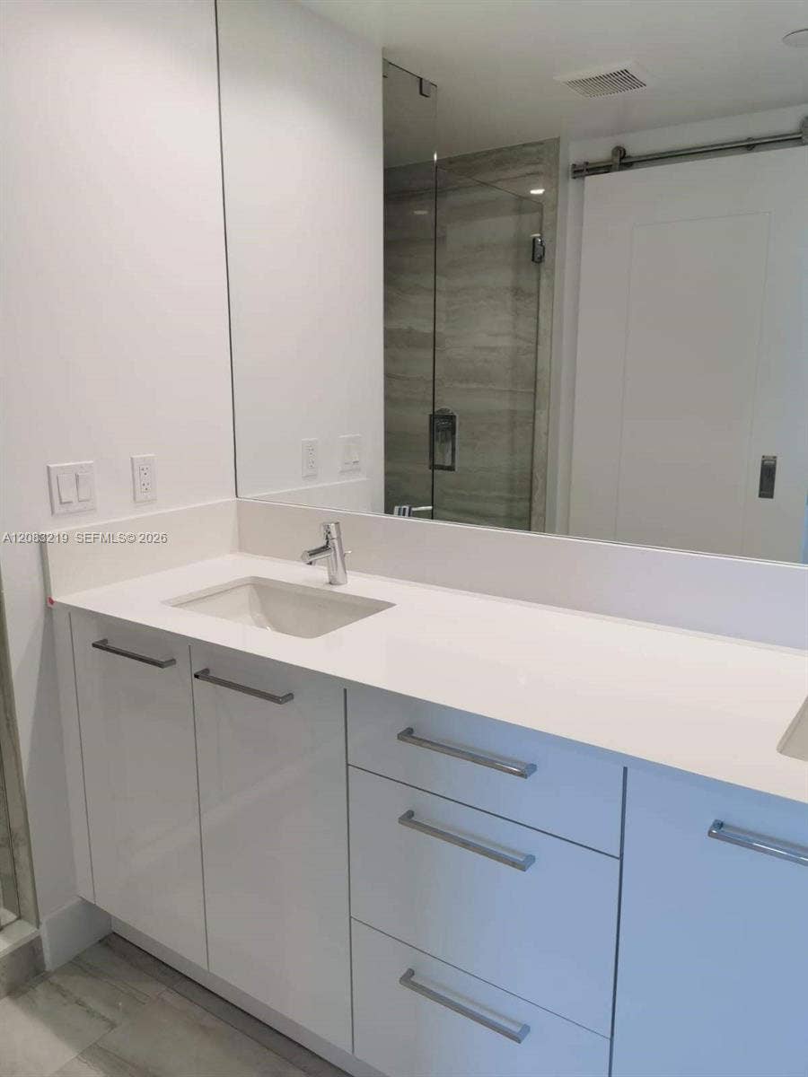 100 E Las Olas Boulevard, #2202, Fort Lauderdale, FL 33301 Master bathroom
