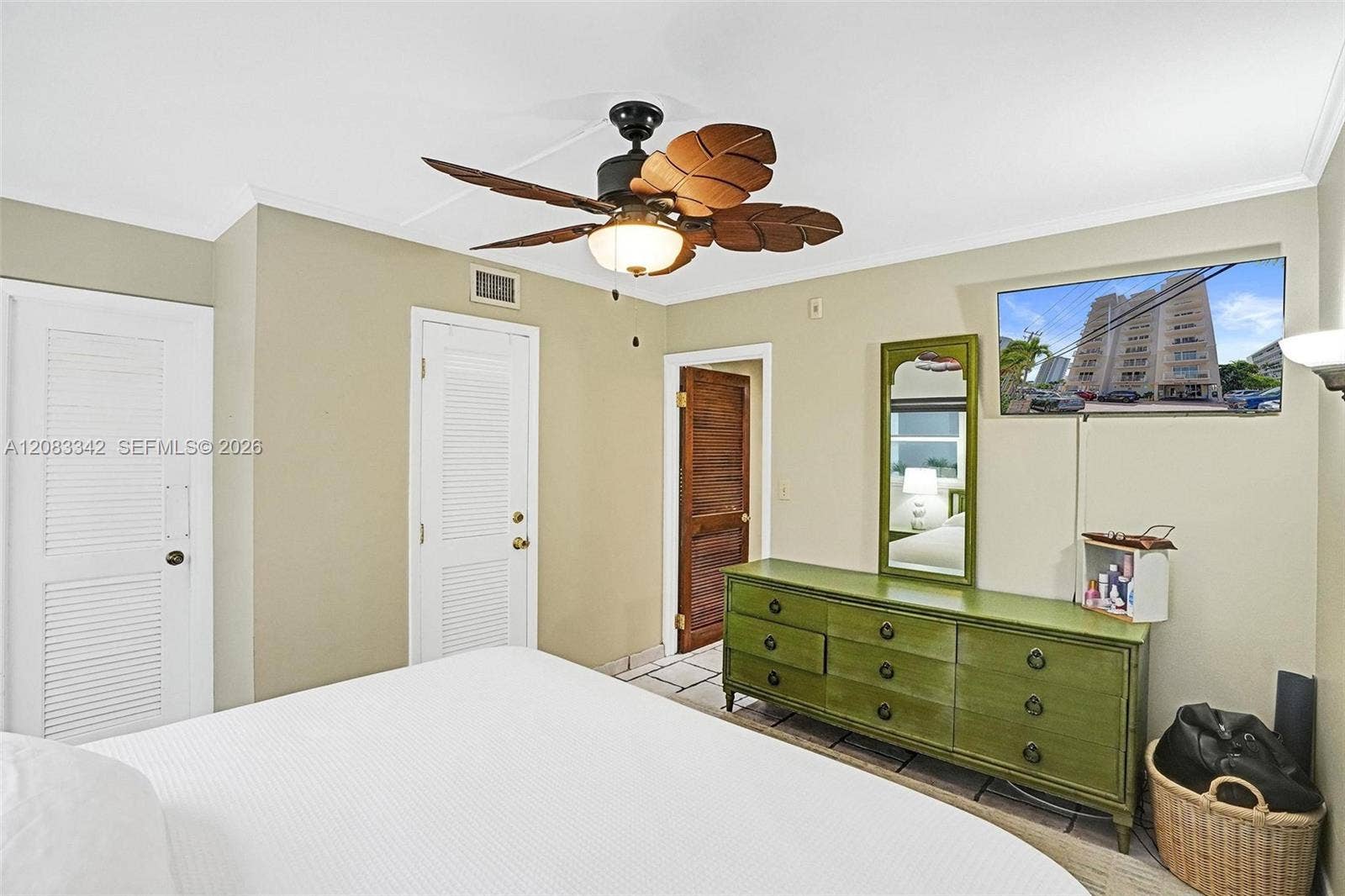 95 N Birch Road, #301, Fort Lauderdale, Fort Lauderdale, FL 33304 TWO closets! One is a walk-in and yout get a second bonus closet too