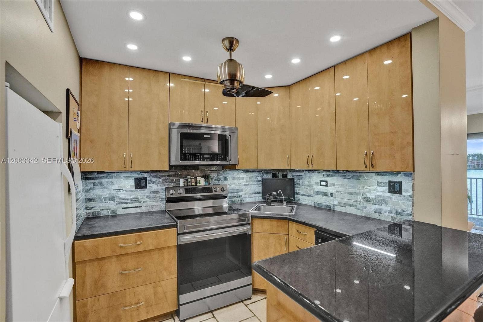 95 N Birch Road, #301, Fort Lauderdale, Fort Lauderdale, FL 33304 This kitchen PACKS a PUNCH with an efficent layout, lots of counter space, a HUG pantry and a CRAZY amount of storage!