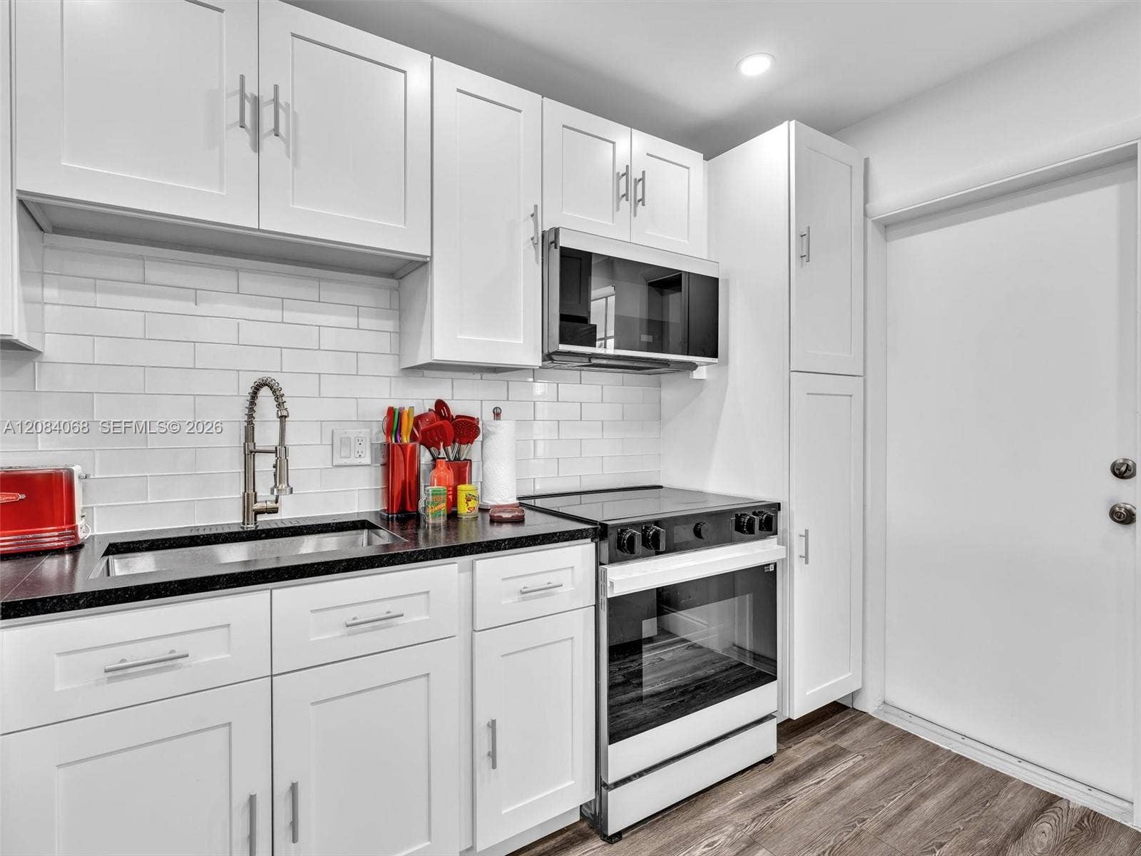 Brand New Kitchen, Top Quality Wood Cabinets and Quartz countertops. Top of the Line appliances.