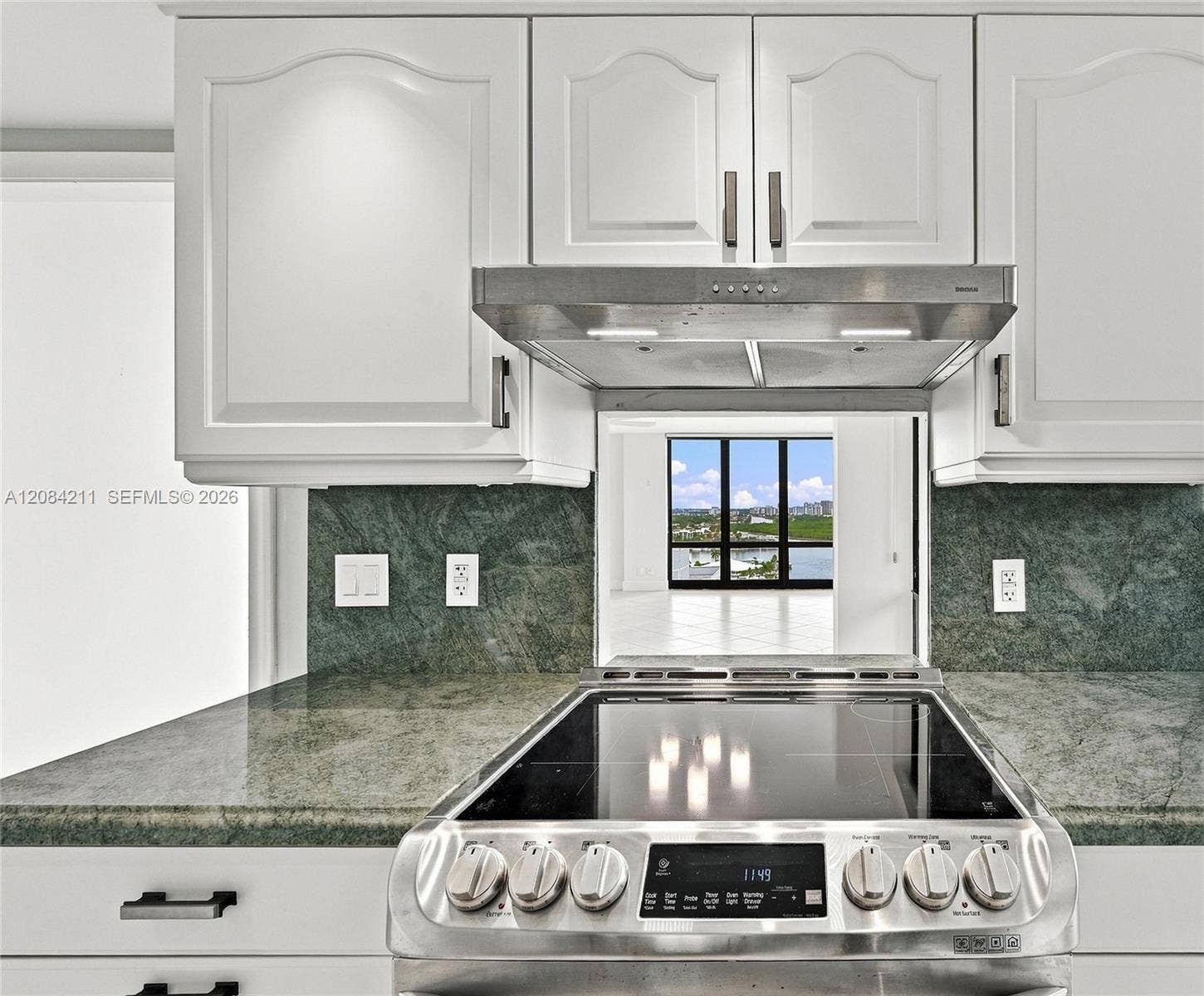 936 Intracoastal Drive, #21A, Fort Lauderdale, FL 33304 Watch the Intracoastal while cooking