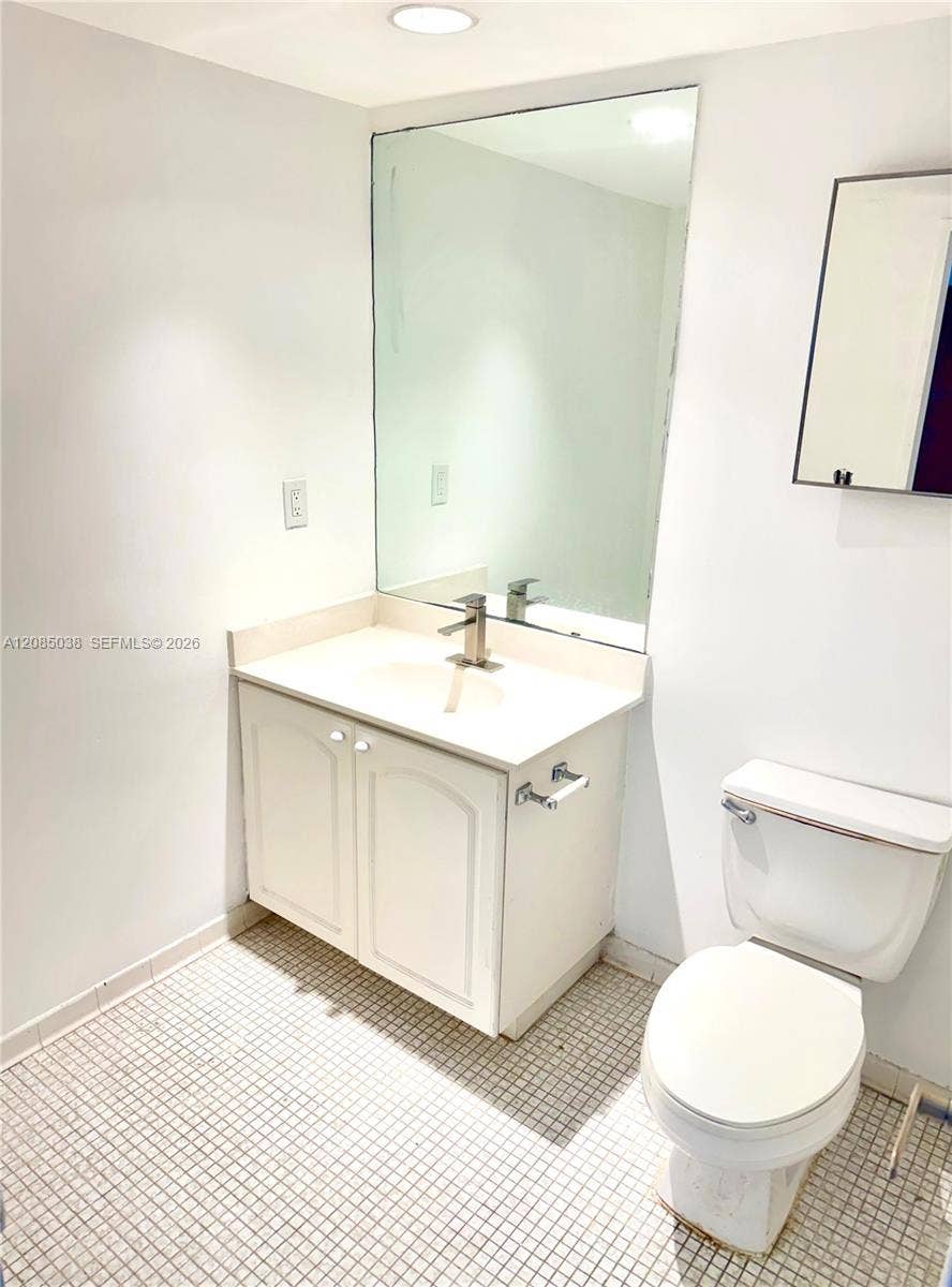 3901 S Ocean Drive, #11L, Hollywood, FL 33019 guest half bath