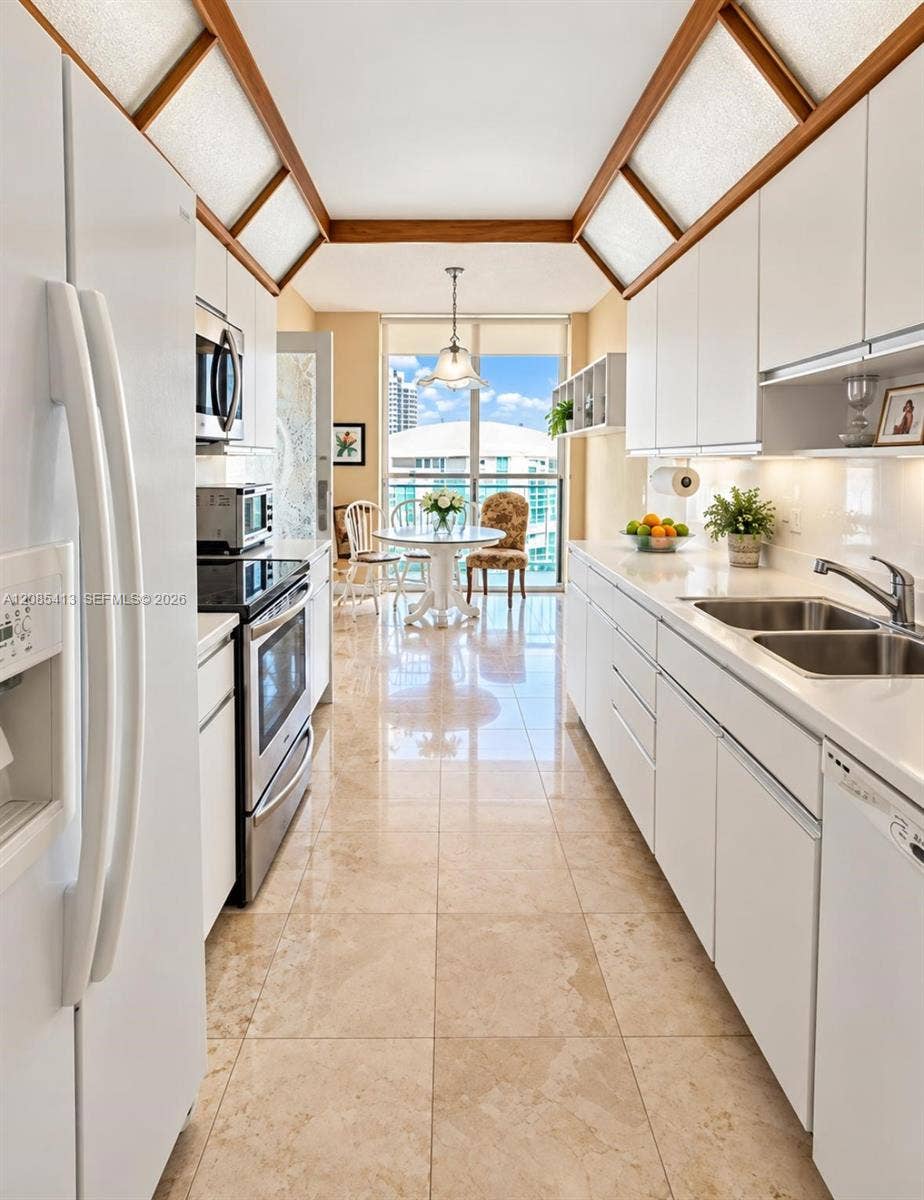 19355 Turnberry Way, #24E, Aventura, FL 33180 Photo 4