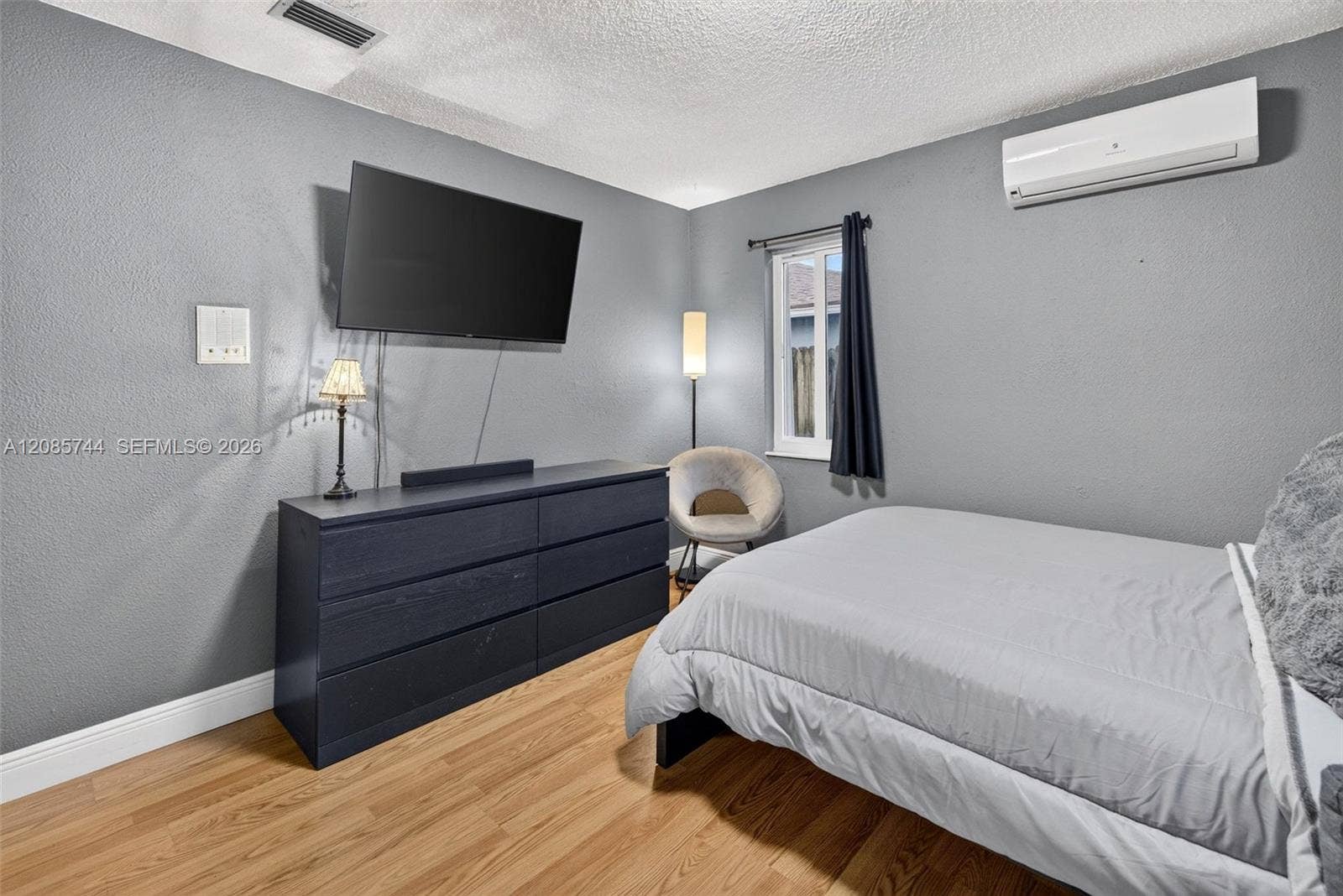 2nd guest bedroom w/ view to backyard