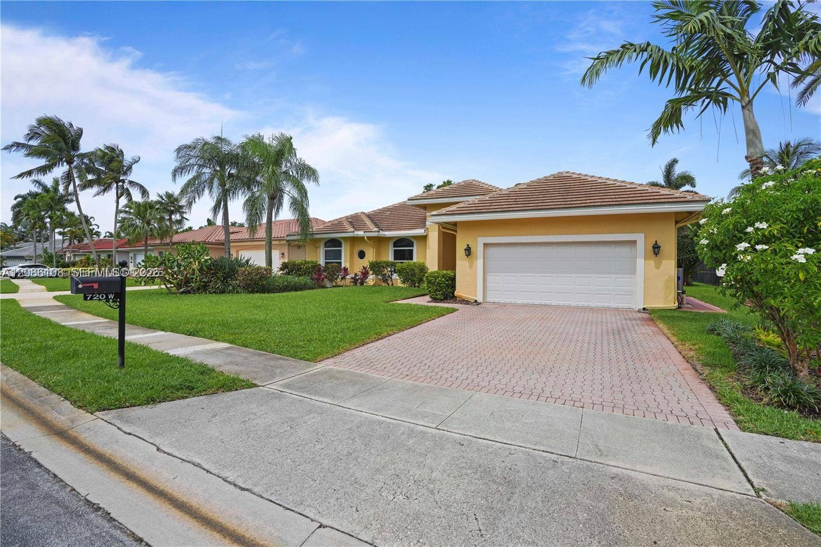720 W Cypress Pointe Drive W, Pembroke Pines, FL 33027 Photo 4