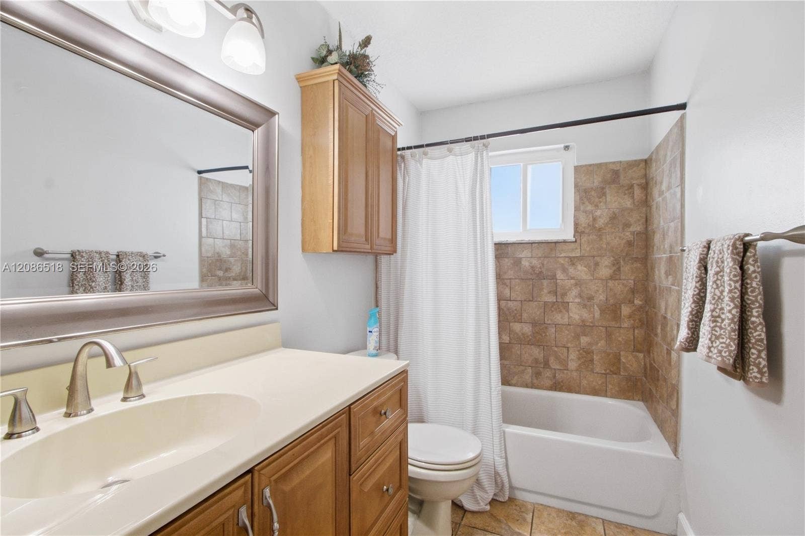 GUEST TUB & SHOWER