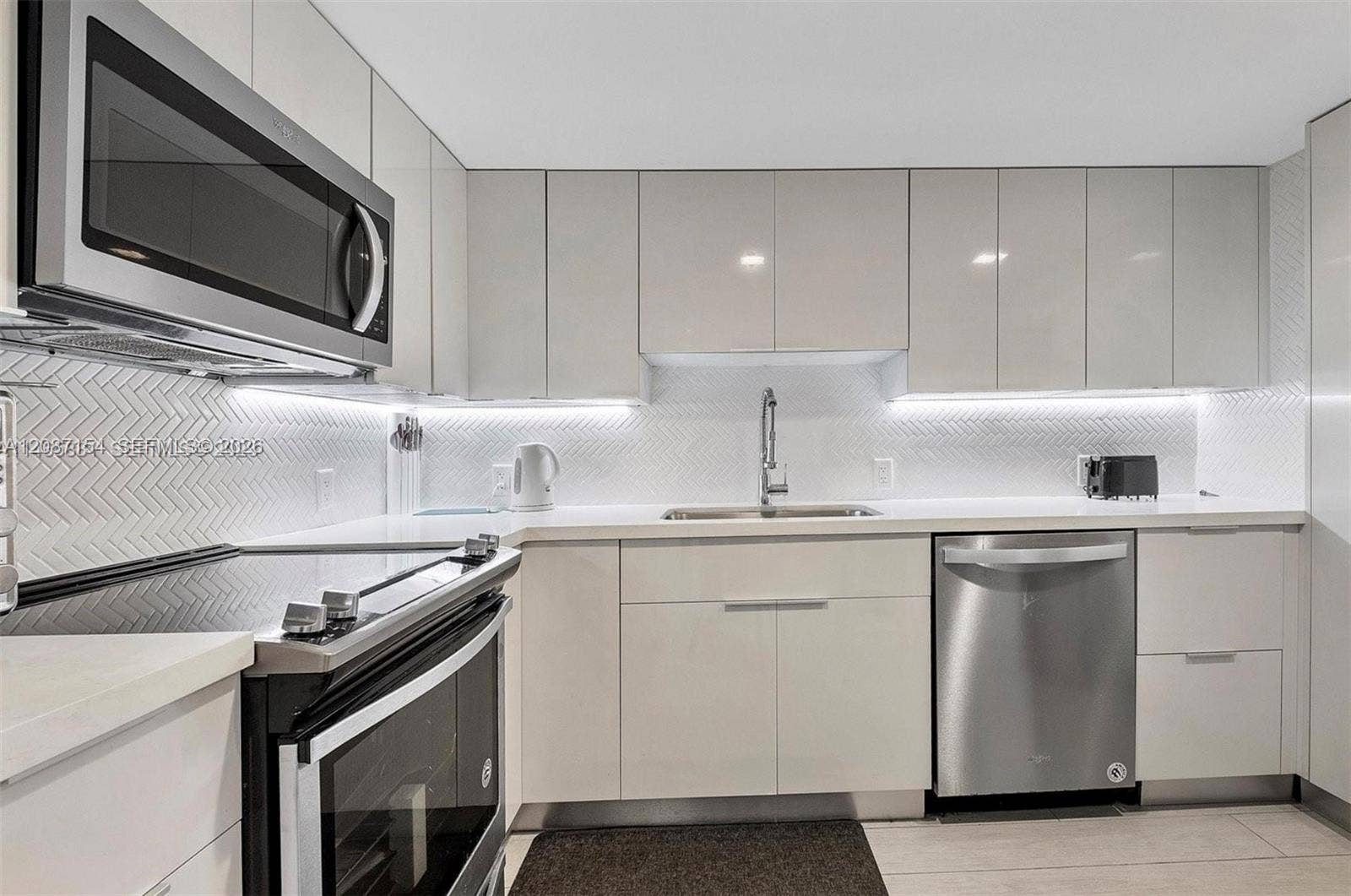 100 Bayview Drive, #PH31, Sunny Isles Beach, Sunny Isles Beach, FL 33160 Photo 7