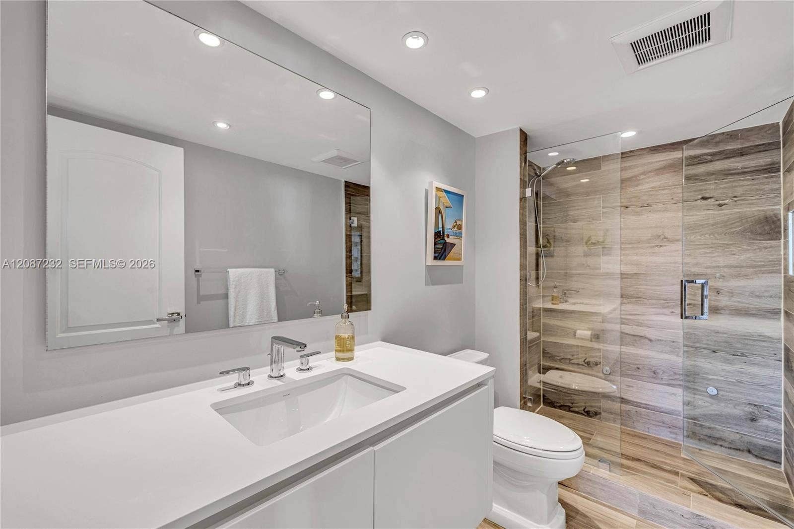 19667 Turnberry Way, #25K, Aventura, FL 33180 Guest Bathroom