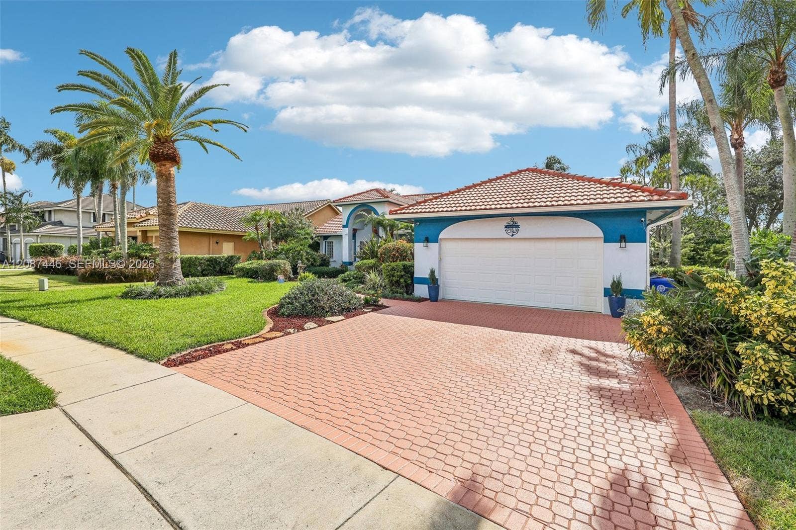560 W Cypress Pointe Drive W, Pembroke Pines, FL 33027 Photo 4