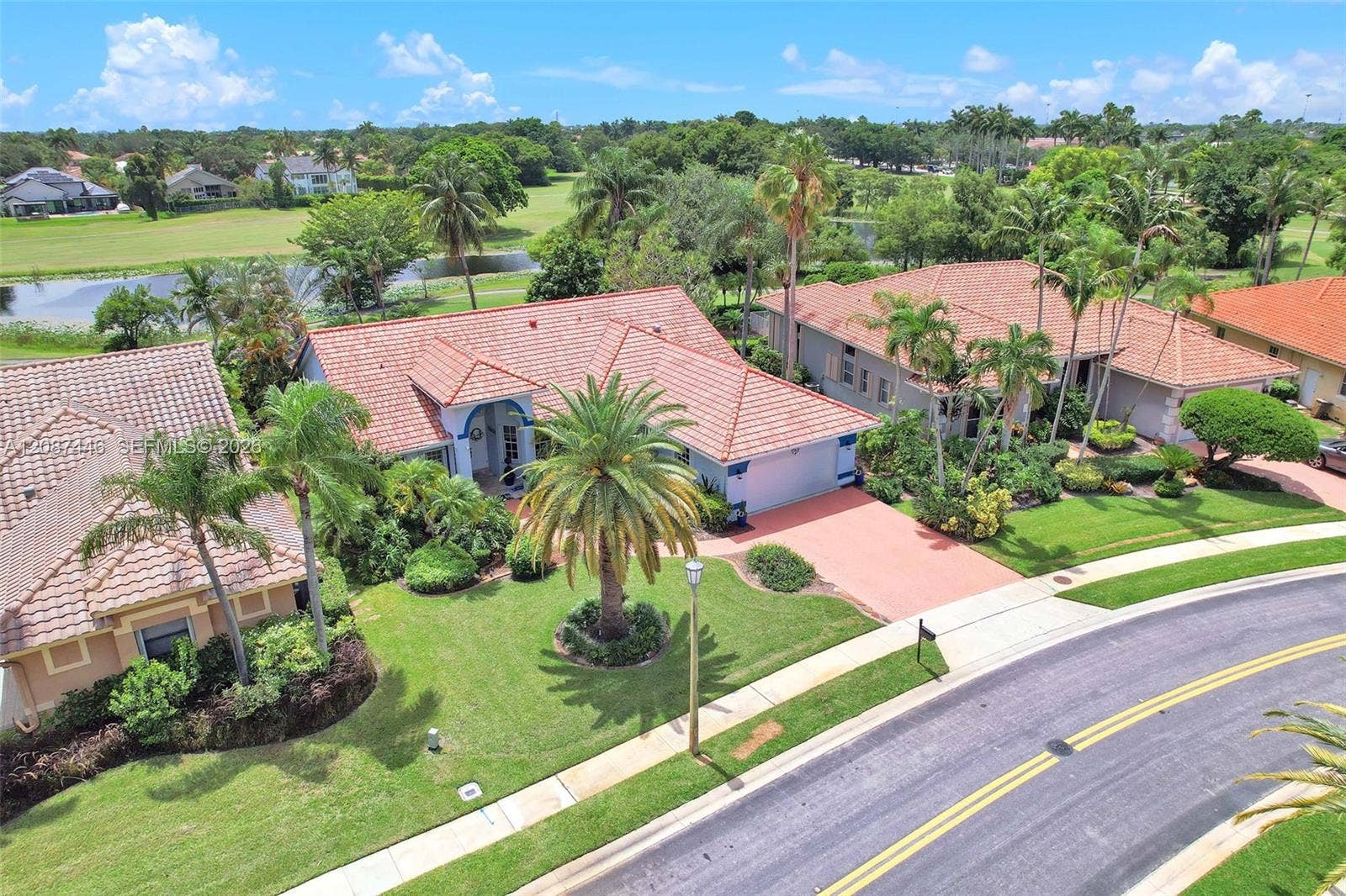 560 W Cypress Pointe Drive W, Pembroke Pines, FL 33027 Photo 2
