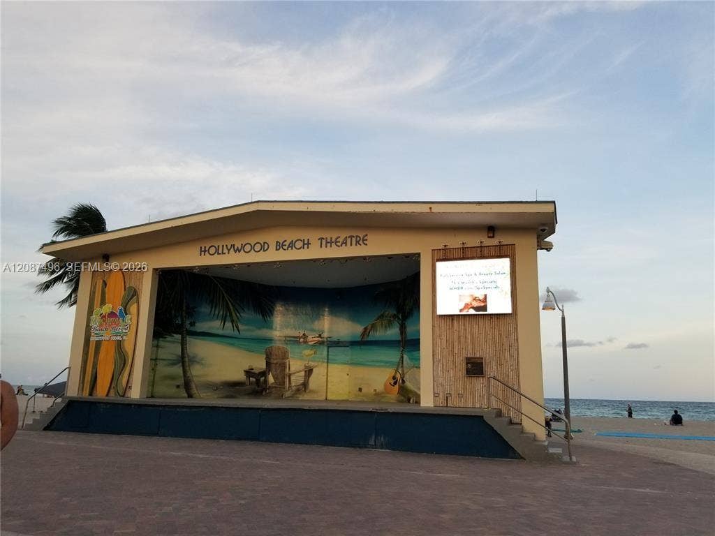 HOLLYWOOD BROADWAKLK BANDSHELL to go enjoy fun times near by