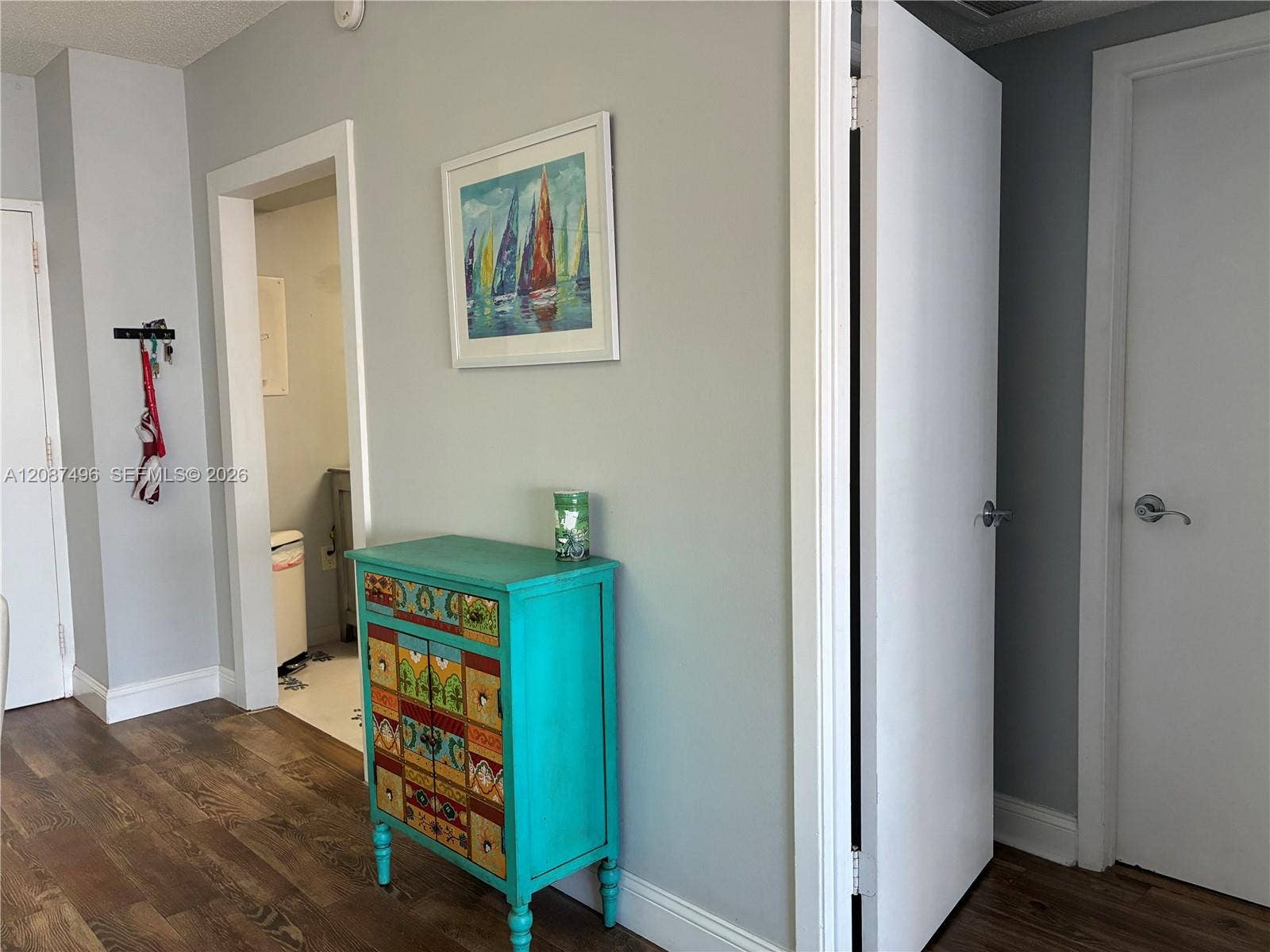 You can add a beautiful decoration and or vintage furniture piece to the entrance area and it makes the unit delightful(previous decoration piece in photo)