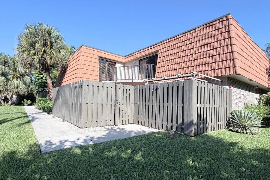 Property photo for 11006 N Harmony Lake Circle, Davie, FL