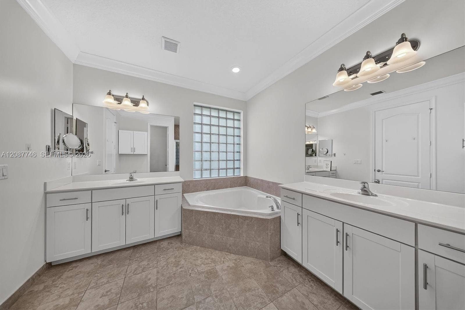 PRINCIPAL BATHROOM DOWNSTAIRS